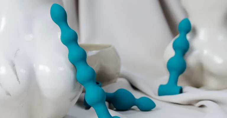 découvrez notre guide complet des sex toys pour pimenter votre vie intime, apprendre à choisir les meilleurs produits et profiter de conseils d'experts en toute discrétion.