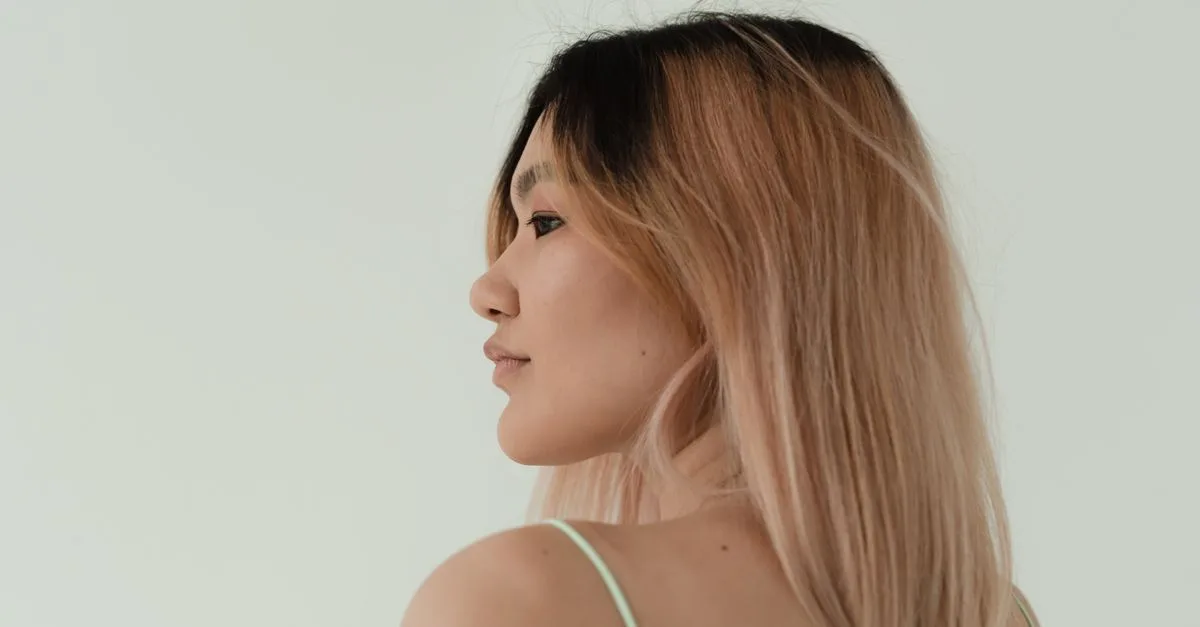 découvrez le style élégant du brunette ombré, une technique de coloration qui apporte profondeur et luminosité à vos cheveux pour un effet naturel et sophistiqué.