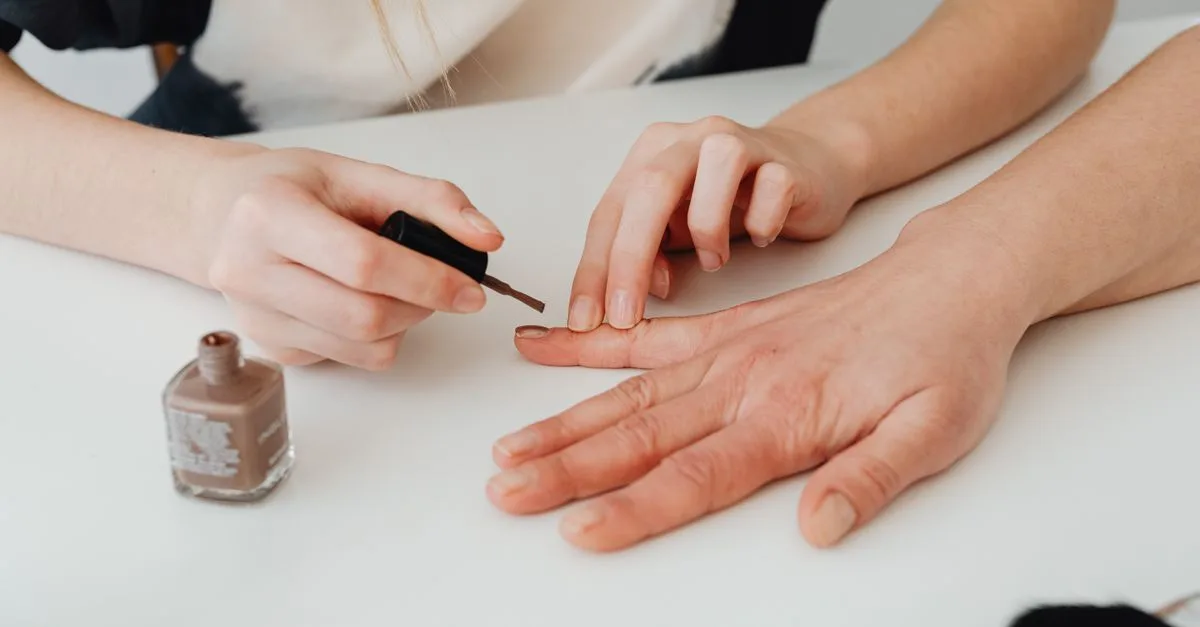 nettoyant pour ongles efficace pour des ongles propres et en bonne santé. idéal pour éliminer la saleté et les impuretés rapidement et en douceur.