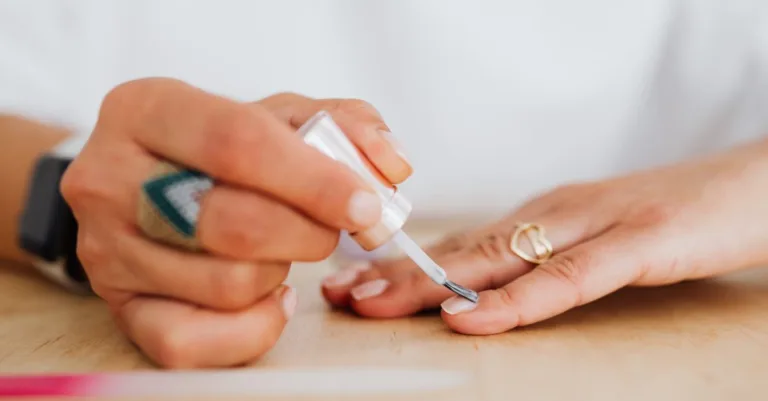 nettoyant pour ongles efficace et facile à utiliser, idéal pour des ongles propres et soignés au quotidien.