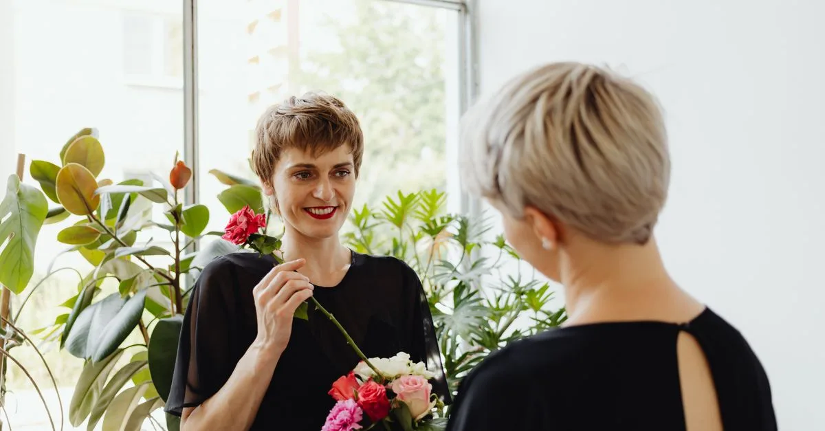 découvrez des idées de coiffures courtes pour femmes de plus de 60 ans avec des mèches pour illuminer votre style et rajeunir votre look.
