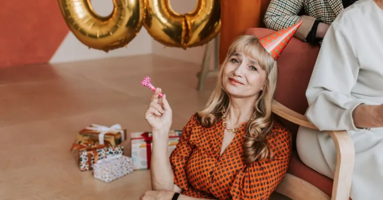 découvrez des coiffures courtes tendance pour femmes de plus de 60 ans, sublimées par des mèches lumineuses pour un style moderne et élégant.